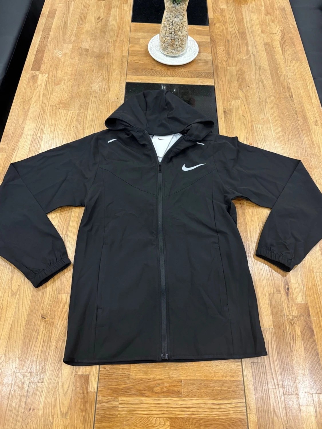 Svart vindjacka från Nike med huva