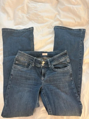 Blå Nelly jeans  - Nya mörkblåa Nelly jeans i storlek 38. Nytt skick och aldrig använda, säljer för de är för stora för mig. 