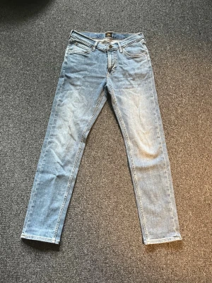 Lee Jeans Nytt skick - Ett par Lee jeans i modellen Darren Zip Fly med en fin ljublå tvätt. Det är annvända kanske två gånger och alltså i nytt skick. Storlek W30 L32. Hör av er vid frågor eller funderingar!