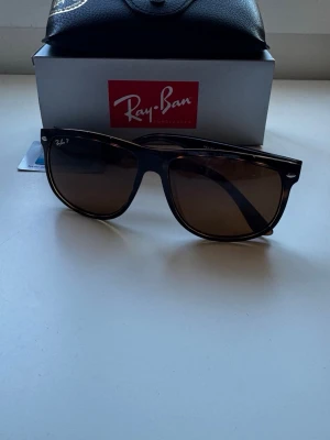 Ray-ban boyfriend solglasögon  - Extremt bra skick, inga repor överhuvudtaget. Allt og medföljer. Mycket bra UV-skydd. Nypris 1100kr. Hör av dig vid övriga frågor ⭐️