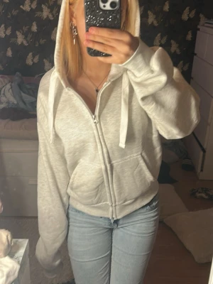 Zipup hoodie från Gina Tricot  - Jätte skön innuti och är jätte mysig. Den är för stor för mig. Storlek L passar även M och S men är lite baggy för S.