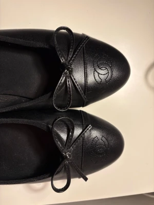 Chanel Ballerina skor - Köpta på vinted så kan tyvärr ej garantera äkthet men de är jättefina och är använda 2/3 gånger. Storlek 40/41! 💕💕