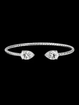Caroline svedbom liknande armband med kristaller - Snyggt armband i silverfärg med öppen design och två droppformade klara kristaller i ändarna. Armbandet har en tvinnad metallstruktur som ger en modern och stilren look. Perfekt accessoar för att lyfta din outfit.