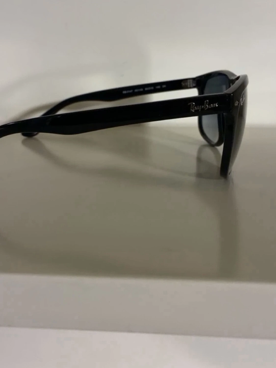 Svarta Ray-Ban 4147 (boyfriends) solglasögon - 1