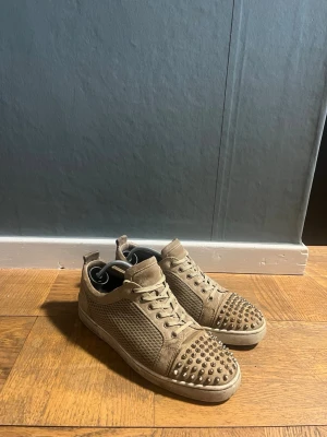 Christian Louboutin skor - Säljer nu ett par riktigt schyssta skor från Christian Louboutin, unika och schyssta skor som passar perfekt till de mest, skulle säga att skickat är bra med de bedömer man själv utifrån bilder, tappat lite färg från nitarna ( syns inte från håll) men alla nitar sitter kvar! Så små defekter finns Skriv vid minsta fundering💫