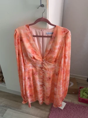 INTRESSEKOLL Adoore klänning - OBS!! Intressekoll på Adoore florence dress i storlek 38. Aldrig använd av mig och lapparna sitter fortfarande kvar. 