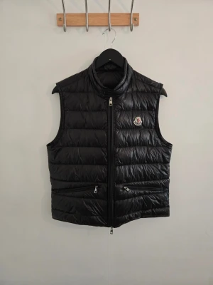 Svart dunväst från Moncler storlek 2  - Snygg orginal herr väst från moncler