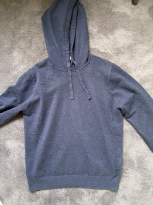 Merino ull hoodie  - Säljer en merino ull hoodie som är köpt i kidsbrand store av märker RYVLS Tröjan är storlek 170-176 och är true size! Tröjan är använd men fortfarande i ett acceptabelt skick och är redo att användas! 