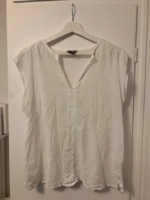 Vit blus  - Vit blus, genomskinlig/mesh tyg framtill 