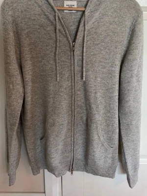 Grå cashmere hoodie John Henric - Mjuk och lyxig grå hoodie i 100% cashmere från John Henric. Mycket bra skick utan defekter. Nypris 2500 mitt pris 1199!