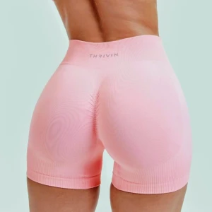 Rosa träningsshorts med scrunch - Säljer ett par ljusrosa seamless gymshorts perfekta för träning. De har hög midja och ribbade detaljer i midjan och benslut för extra komfort och passform. Köpta på Thrivin för 721kr, aldrig använda! Original förpackning och prislapp finns kvar🌸