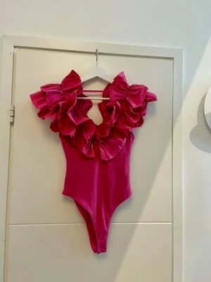 Popular Zara pink ruffle bodysuit - såååå snygg body från Zara, perfekt skick!!💗💗💗