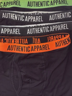 Flerpack kalsonger Authentic Apparel - Säljer ett flerpack svarta kalsonger från Authentic Apparel med resår i olika färger: grön, orange och svart. Kalsongerna har tydlig logga på midjeresåren och är tillverkade i mjukt och stretchigt material för skön passform.
