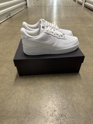 Nike Air Force 1 '07 Flyease Vita Sneakers strl 44. - Helt nya oanvända Nike Air Force 1 '07 Flyease Vita Sneakers strl 44.  Skorna har inte blivit använda eller testade Original kartong medföljer  Nypris hos Nike 1400 kr