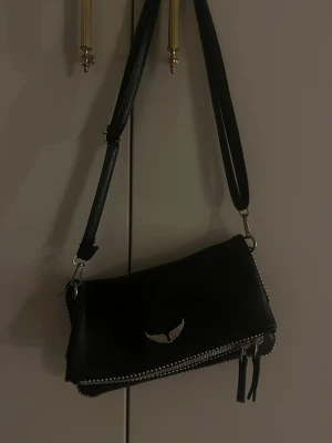 Zadig & Voltaire väska  - Säljer denna jättefina Zadig & Voltaire väskan i färgen svart. Köptes för en vecka sen och inte hunnit använda den! är öppen för prisförslag🩷🩷