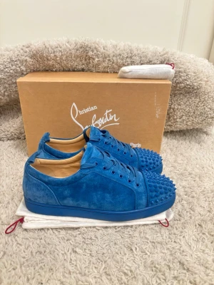 Louboutin skor - Säljer ett par Flawless ( nya) loubs i Storlek: 44  Skick: 9,9/10 Färg: blåa 📦 Ingår: box och dustbag + extra snören ALLT OG 💰 Pris: 3699 kr Snabb affär prioriteras – seriösa bud välkomna. Skriv gärna för fler bilder eller frågor.    