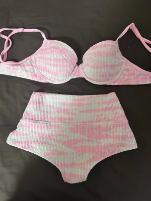 Victoria’s Secret Rosa och vit bikini - Bikini i rosa och vitt med ribbad struktur och högmidjade trosor, använd bara 2 gånger 