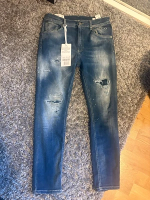 Dondup jeans - Säljer ett par sprillans nya dondup jeans i storlek 30/30, dessa jeans är helt nya och inte använda. Jeansen är väldigt tajta.Kom gärna med funderingar eller prisförslag! FAST PRIS