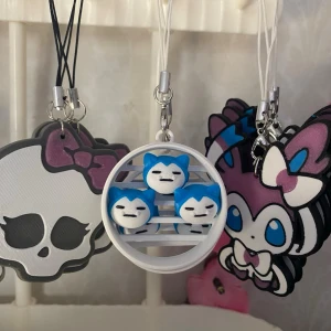 Snorlax dumpling keychain - 100% handgjord, snälla kontakta innan du köper! Pris är endast för en 💞 #trinket #jellyfish #kpop #anime #keychain #swag #jujutsukaisen #shoujo #straykids #enhypen #aespa #lesserafim #cortis #blackpink #attackontitan #kiminitodoke #pokemon #snorlax #gyaru #strangerthings #alt #emo #scene #retro #japanese #chinese #alt #scene #emo #coquette #shopkins #decora #chic #sonnyangel #smiski #jellycat #labubu #sanrio #hellokitty #kuromi #vintage #pastelcore #crochet #grunge #witch #whimsical #monsterhigh
