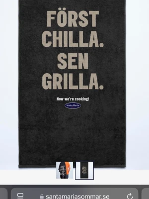 Två strandhanddukar med tryck - Två stora strandhanddukar i mjuk frotté, en svart med beige text 'FÖRST CHILLA. SEN GRILLA.' och en röd med rosa text 'SOL, VIND OCH TACOS'. Båda har Santa Maria-loggan och coola sommarvibbar. Perfekta för stranden eller picknicken.