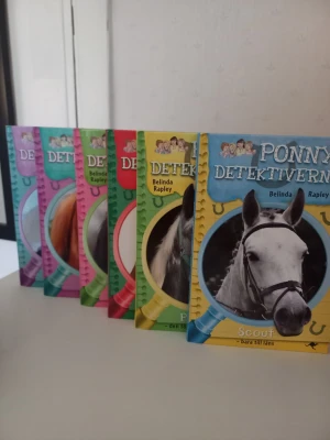 Ponnydetektiverna bokserie - Säljer bokserien Ponnydetektiverna av Belinda Rapley. Perfekt för dig som gillar hästar, mysterier och vänskap. Böckerna är i pocketformat och är i oanvänt skick. Bokserien innehåller alla delar (från bok 1 till bok 6) och böckerna är lättlästa.                                             40 kr/st och hela bokserien 175 kr