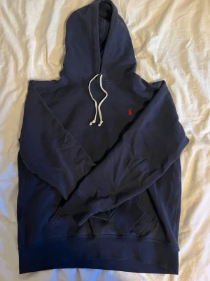Ralph lauren hoodie - Snygg mörkblå Ralph lauren hoodie. Storlek L men passar även M. Tröjan är i mycket bra skick. Hör av er vid frågor eller funderingar!