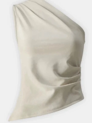 Oneshoulder topp - Snygg beige oneshoulder topp. Den köptes förra året och inte kommit till användning så den är helt oanvänd.🤎