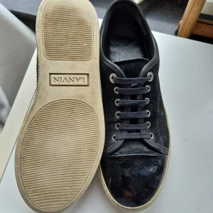 Svarta lanvin  - Storkek 39 nen Stora i storlek passar 40-41.kan mötas upp i Stockholm.Nypris .Endast swish.Pris kan diskuteras. Skor/lanvins.