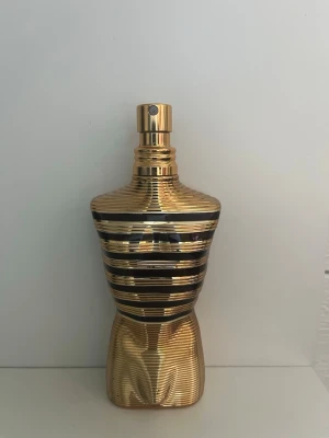 JPG Elixir cirka 70/75 ml kvar 🌟 - ✨ Jean Paul Gaultier Le Male Elixir i mycket fint skick med cirka 95 % kvar i flaskan.  En intensiv och exklusiv herrdoft med noter av vanilj, honung, tonkaböna, tobak, lavendel och mint. En perfekt balans mellan sötma, värme och fräschör som gjort den till en riktig favorit.  Köpt ny på Parfym.se för 900 kr. Skickas samma dag vid köp för snabb och smidig leverans. 📦⚡️