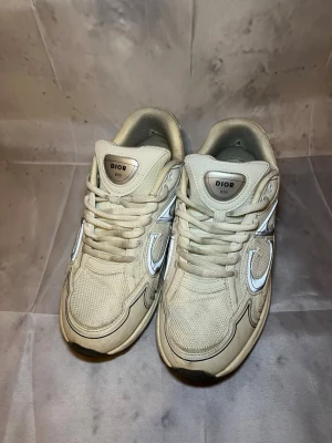 Sneakers med silverdetaljer  - Snygga beige sneakers med reflekterande silverdetaljer.