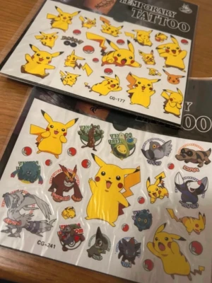 Pokemon temporära tatueringar - Fyra ark med temporära tatueringar med olika Pokemon-motiv, bland annat Pikachu, Charmander, Squirtle och fler. Färgglada tryck i gult, rött, blått och grått. Perfekt för att piffa till din stil med lite nördiga detaljer. 50kr/2st / bild 
