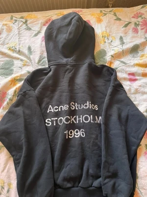 Acne studio hoodie - Säljer en skön svart acne hoodie med nice distress och en mysig passform. Använd hemma vid enstaka tillfällen så i princip nyskick. Passformen är oversized/baggy. Priset är ej hugget sten