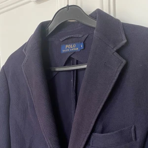 Ralph Lauren kavaj  - Sjukt snygg och fräsch kavaj / cardigan från Ralph Lauren i mycket fint skick 🙌 Passar perfekt med en t-shirt, skjorta eller till och med en stickad tröja under 🫰Skriv vid fråga 👍 Storlek 6 vilket motsvara någonstans mellan S och XS