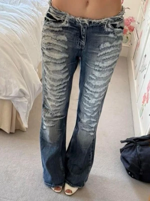 Blå slitna bootcut jeans från Jaded London - Trendiga Jaded London som EJ säljs längre‼️Nypris ca 1300💖Skriv för fler frågor, pris går att diskutera