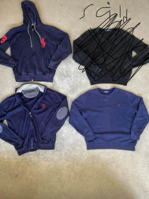 Mörkblå sweatshirt från Polo Ralph Lauren - Detta är fyra snygga tröjor.Tre stycken är från polo Ralph Lauren.En är från Sir Raymond Tailor.Sir Raymond Taylor Tröjan är i storlek xl för barn så det motsvarar XS.Polo Ralph Lauren tröjan utan luva Är i storlek 14 till 16 år som motsvarar ca XS.Polo Ralph Lauren med zip och luva Är i storlek M men går med S.Polo Ralph Lauren golf tröjan är i storlek M men passar för Xs.Det är mycket bra skick på alla.Vid Köp av fyra köper man denna annons men om man vill ha några men ej alla skicka till mig.