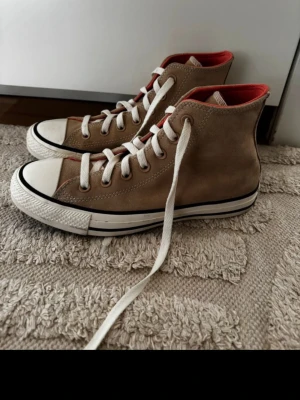 Beige Converse  - Väldigt fina, använda 1 gång. Liten fläck på ena skon (se sista bilden) knappt att den syns. Annars ser den ut att vara helt nya fortfarande.
