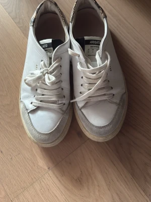 Vita sneakers från Axel Arigato - Snygga vita sneakers från Axel Arigato