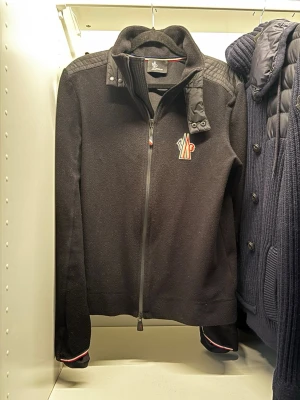 Moncler Cardigan - Moncler cardigan, inga fel, unik logga, limiterad modell säljs inte längre. S passar M