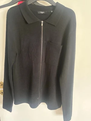 Overshirt jack&jones premium - Snygg svart overshirt med klassisk krage och bröstficka. Tröjan har långa ärmar och är tillverkad i ett mjukt stickat material. Perfekt för en clean och stilren look. Från Jack and Jones storlek m men passar även s