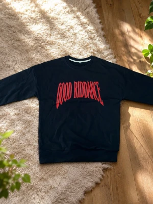 Riktigt Snygg Good Riddance Sweatshirt  - Riktigt Snygg Good Riddance Sweatshirt, storlek: M, fraktas samma dag, material: 100 % ekologisk bomull, sprillans ny i skick!