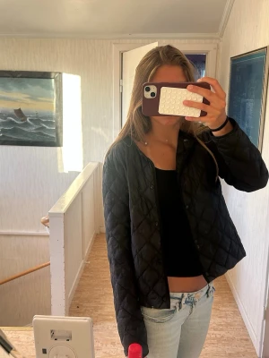 Svart vår/höst jacka  - Jätte fin lite tunnare puff jacka från uniqlo. Inga slitage eller bristningar. Pris diskuteras gärna då jag vill bli av med grejer🤍