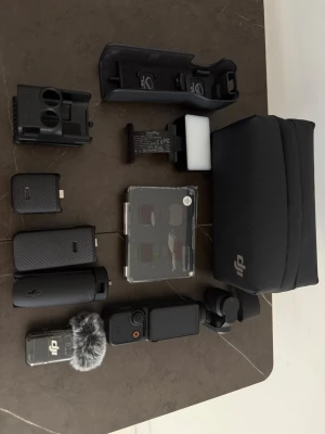DJI Pocket 3 kamera med tillbehör - Säljer min DJI Osmo Pocket 3 i mycket fint skick. Kameran fungerar perfekt och har använts varsamt.  Följande ingår:  * DJI Osmo Pocket 3 * LED-lampa (perfekt för bättre ljus vid filmning) * Extra linser/filter * Originaltillbehör  En fantastisk kamera för content creators, resor, vloggar, TikTok, YouTube och andra som vill filma i hög kvalitet med stabilisering.  Säljes då den används för sällan.  Hör gärna av dig vid frågor eller om du vill ha fler bilder