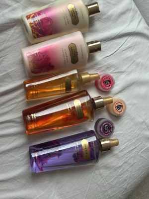 Victoria's Secret body mists & lotions - Säljer ett set med Victoria's Secret body mists och lotions i dofterna Pure Seduction, Coconut Passion och Love Spell. Flaskorna har guldiga lock och färgglada etiketter i rosa, orange och lila. Inkluderar även små läppbalsam i olika färger från The Body Shop.