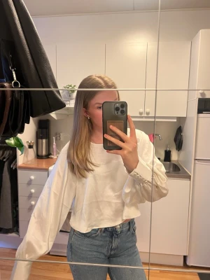 Vit blus - Superskönt och luftigt material! Står storlek L på lappen men sitter bra på mig som har S i vanliga fall.