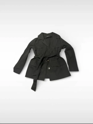 Svart blazer vår jacka - Snygg vår jacka med Stockholm stil. Fint skick och bra kvalitet  #vårjacka #höstjacka #sthlm #stockholm #stockholmstil #pintrest #trend #trendig #skola #fest #coat #aesthetic #alternative #basic #emo #élégant #lolita #noir #black #punk #fashion #femme #grish