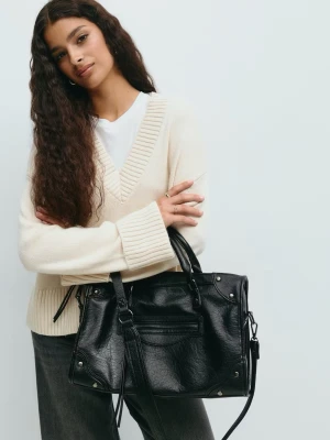 Slutsåld handväska - Snygg svart handväska i skinnimitation med både handtag och justerbar axelrem. Väskan har silverfärgade nitar, dragkedja framtill och detaljerade sömmar. Perfekt storlek för vardagsgrejer och ger en cool vibe till din outfit. Orginalpris 500