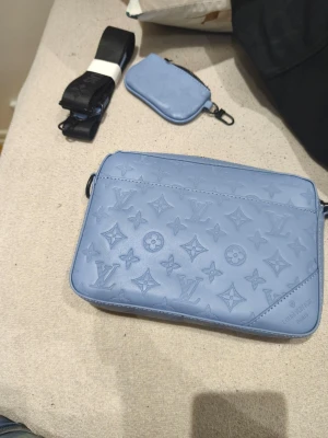 IV väska  - IV väska i sky blue färg helt ny och inte använd 