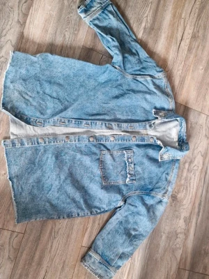 Oversized ljusblå jeansjacka - Säljer en oversized ljusblå jeansjacka Fin märkes jeans skjortjacka från Y.A.S vida 3/4 arm inte full längd  Nypris 1199 hjälper mamma att sälja den för 200kr