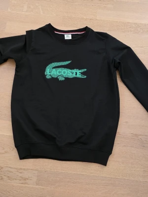 Lacoste tröja - Lacoste tröja I storleken S. Den är I väldigt bra skick nästan helt ny. Meddela gärna om du är intresserad 
