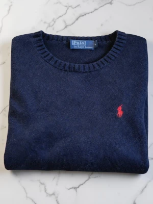 Marinblå kabelstickad tröja från Ralph Lauren  - Fint skick! Strl L Hör av dig vid frågor!